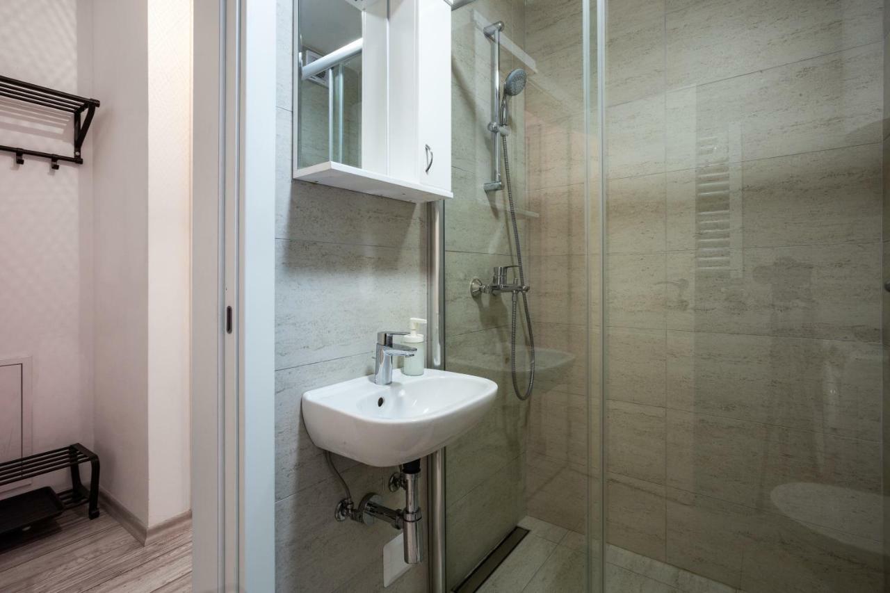 Modern Naive Downtown With Free Private Garage-Fast Wi-Fi Apartment Novi Sad Exterior photo